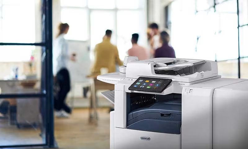 Stampante multifunzione Xerox® AltaLink in un ufficio